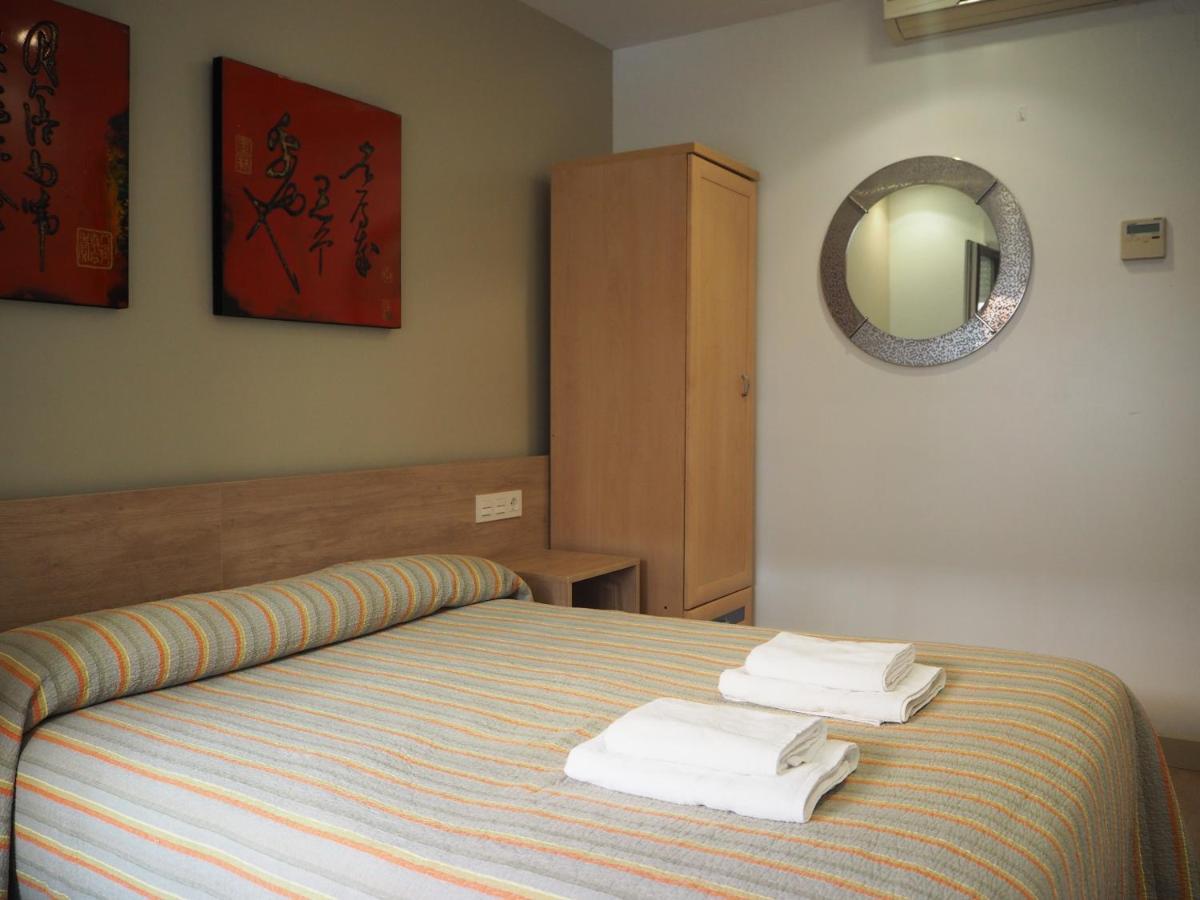 Pension Acella Pamplona Bagian luar foto