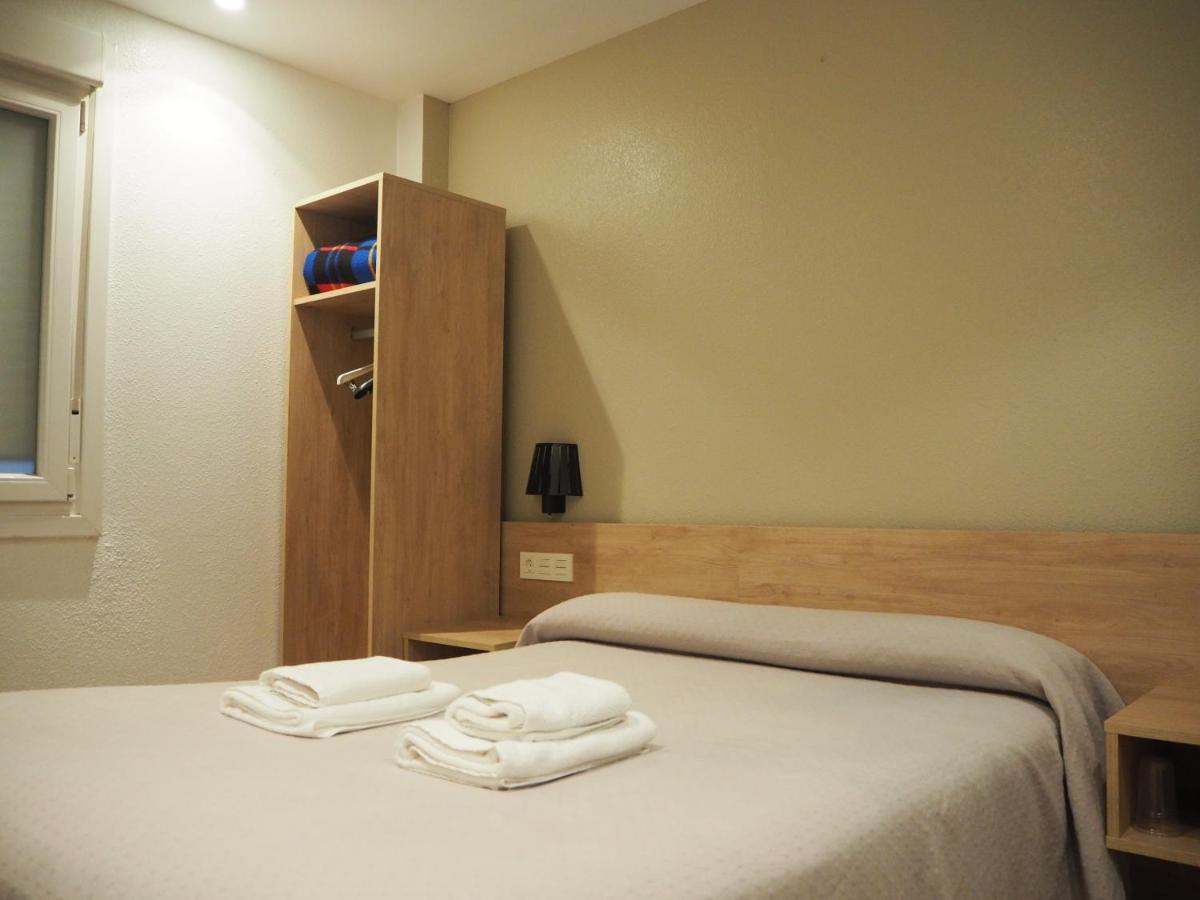 Pension Acella Pamplona Bagian luar foto