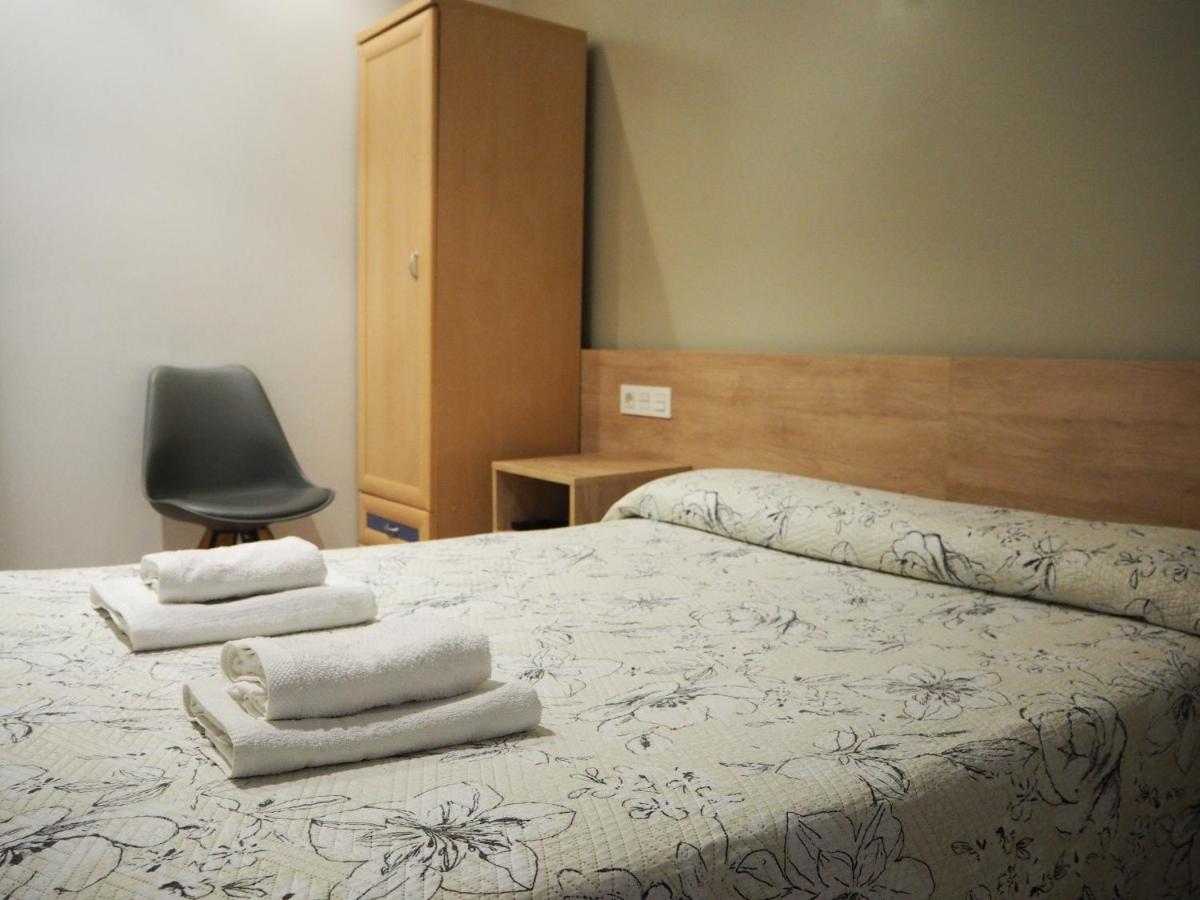 Pension Acella Pamplona Bagian luar foto