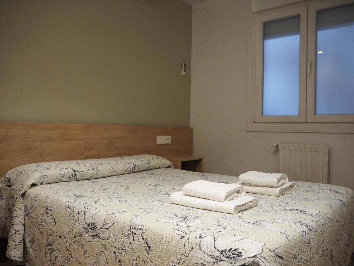 Pension Acella Pamplona Bagian luar foto