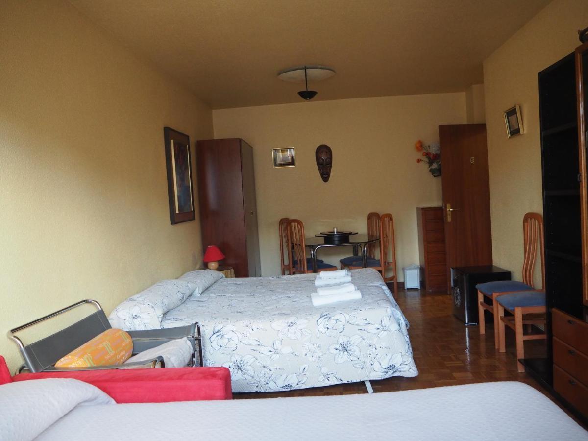 Pension Acella Pamplona Bagian luar foto
