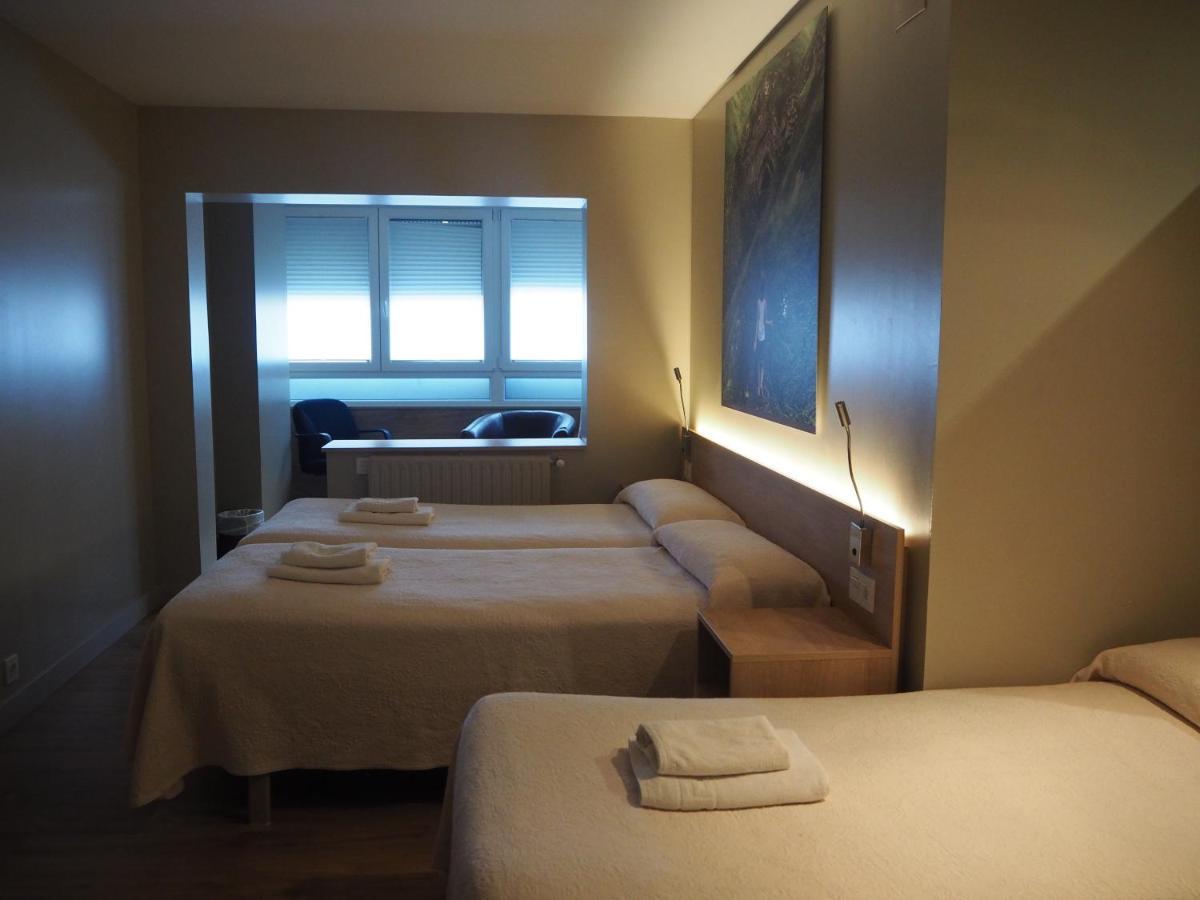 Pension Acella Pamplona Bagian luar foto