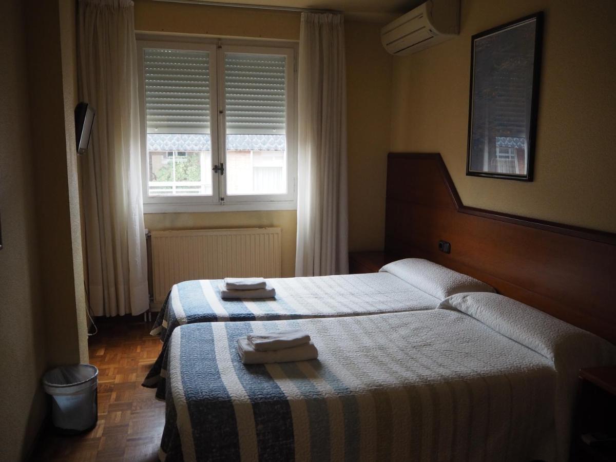 Pension Acella Pamplona Bagian luar foto