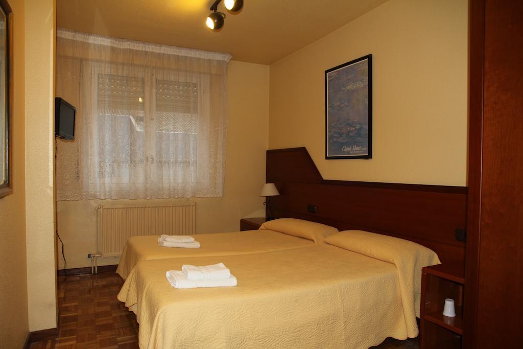 Pension Acella Pamplona Bagian luar foto