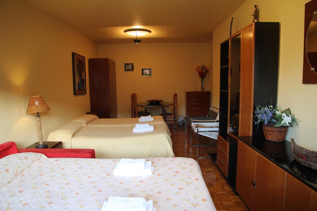 Pension Acella Pamplona Bagian luar foto